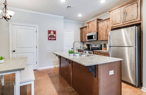 Lafayette House | Cheerful 2 BR Townhouse. Gated. Extended stay DISCOUNTS