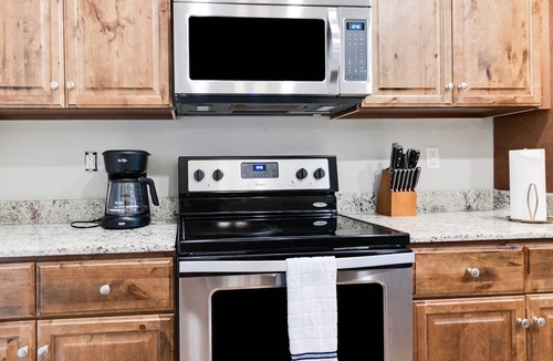 Lafayette House | Cheerful 2 BR Townhouse. Gated. Extended stay DISCOUNTS