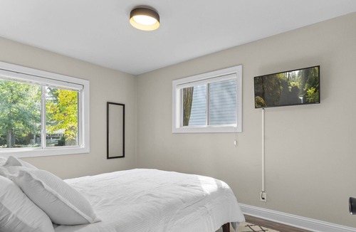 Twain House | Cheerful 2BR Home | close to UIHC, shopping & MORE