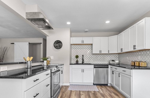 Twain House | Cheerful 2BR Home | close to UIHC, shopping & MORE
