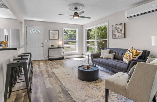 Twain House | Cheerful 2BR Home | close to UIHC, shopping & MORE