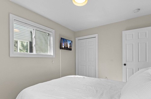 Twain House | Cheerful 2BR Home | close to UIHC, shopping & MORE