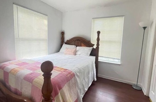 Cave Spring House | Cheerful 3 bed house with fast Wi-Fi & parking