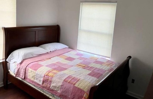Cave Spring House | Cheerful 3 bed house with fast Wi-Fi & parking