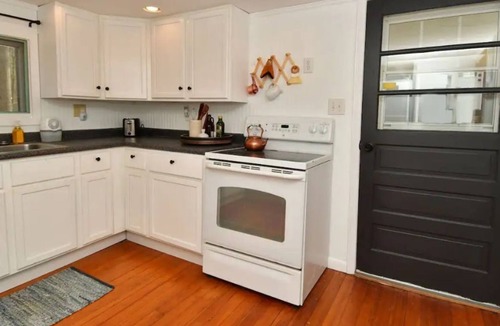 Nineveh Cottage | Cheerful 3 bedroom cottage on lake with hot tub