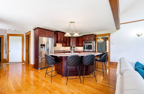 Pelham Cottage | Cheerful 3+ Bedroom Cottage with Indoor Fireplace