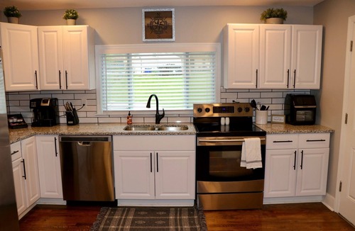 Merriam House | Cheerful 3 bedroom fully renovated cottage home