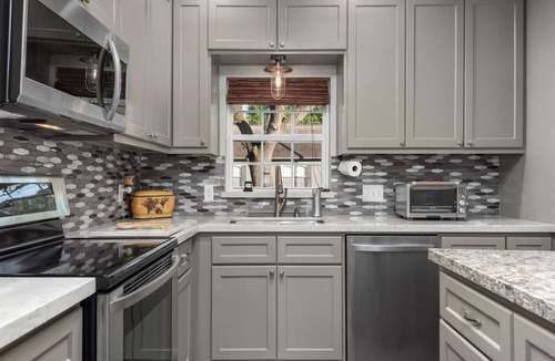 Dickinson House | Cheerful 3 Bedroom Home with Loft