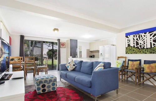 Ashmore House | Cheerful 3 Bedroom Home in Ashmore