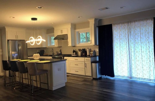 Newnan House | Cheerful 3-bedroom home