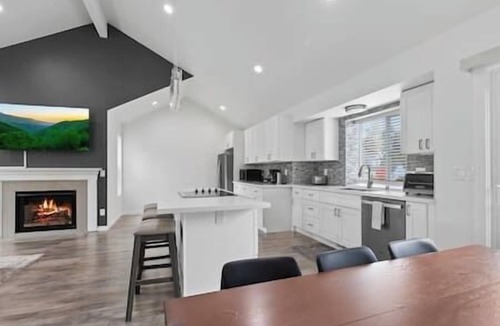 Kent House | Cheerful 3 bedroom home with ample parking spaces.