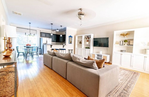 Lynchburg Villa | Cheerful 3-Bedroom Townhouse with King Bed