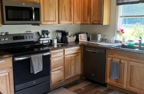 Clifton Park House | Cheerful 3 bedroom home close to everything!