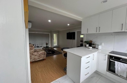 Goodwood Heights House | Cheerful 3 bedroom with free parking
