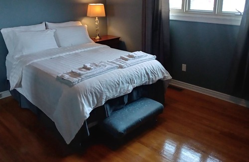 Downtown Gatineau House | Cheerful 3 bedrooms Bungalow with kitchen & inground swim pool