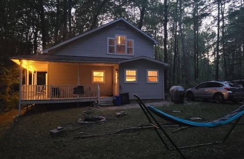 Evart Cottage | Cheerful 3-brd, 2 full bth cottage with DNR launch lake access on Chippewa Laken