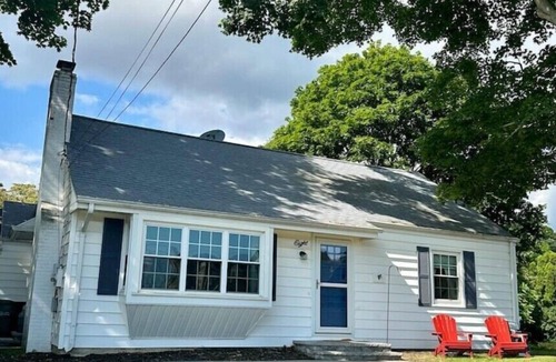 Waterford House | Cheerful 3bd Cape yards from beach/river access