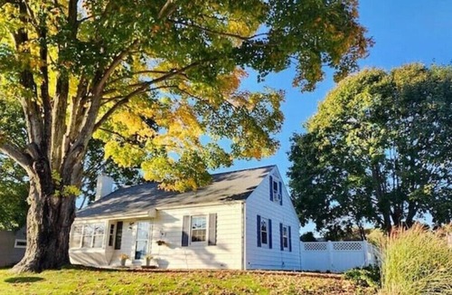 Waterford House | Cheerful 3bd Cape yards from beach/river access