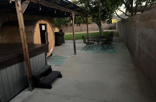 Quartz Hill House | Cheerful 3BR 2BA Sauna Spa Pool Table PPong BBQ More