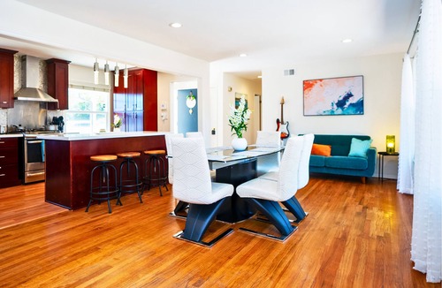 San Tomas House | Cheerful 3BR - Bar, Jacuzzi & Kids Treehouse