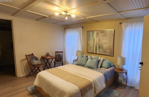 San Antonio Cabin | Cheerful 4 bdr home + parking, nearing downtown SA