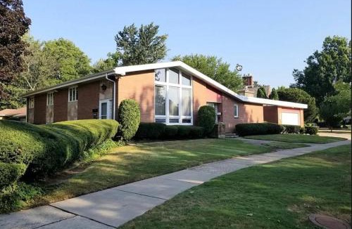 Amherst House | Cheerful 4-bedroom bungalow with indoor fireplace