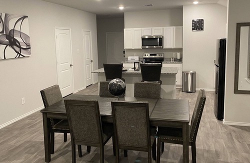 Huntsville House | Cheerful 4 Bedroom Home