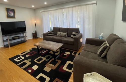 Brampton Villa | Cheerful 4 bedroom home