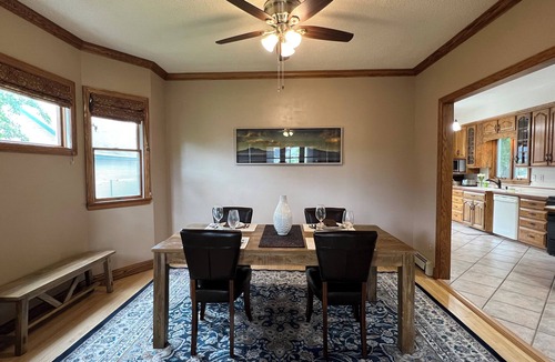 Superior House | Cheerful 4 Bedroom home close to the waters edge.