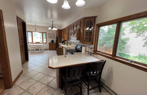 Superior House | Cheerful 4 Bedroom home close to the waters edge.