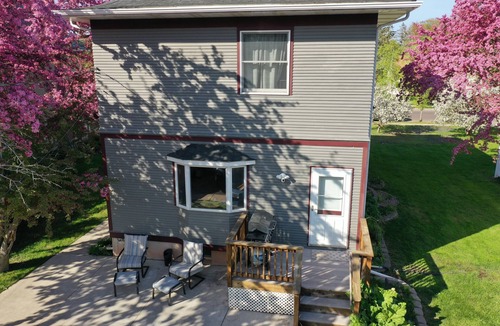 Superior House | Cheerful 4 Bedroom home close to the waters edge.