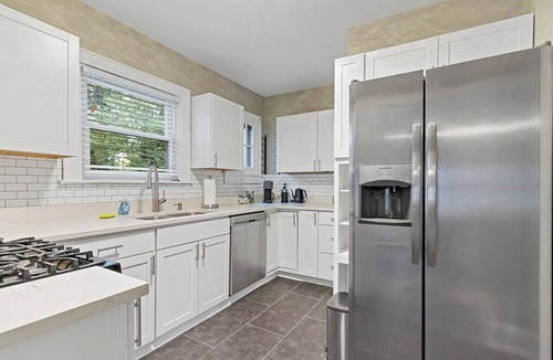 Oakley House | Cheerful 4-bedroom w/first floor master