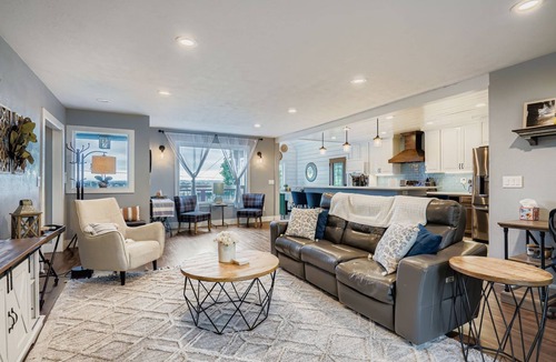 West Salem House | Cheerful 4bed, 2bath deck w/city views PetFriendly!