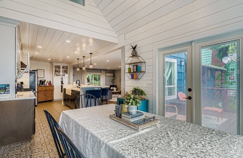 West Salem House | Cheerful 4bed, 2bath deck w/city views PetFriendly!