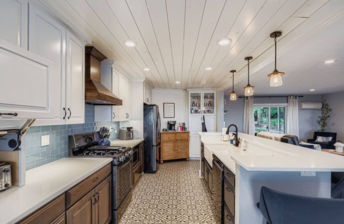 West Salem House | Cheerful 4bed, 2bath deck w/city views PetFriendly!