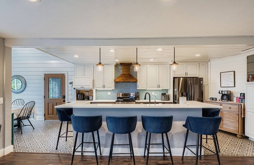 West Salem House | Cheerful 4bed, 2bath deck w/city views PetFriendly!