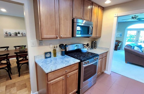 Lincolnia House | Cheerful 5-Bdrm Home | Huge Fenced Yard | Kid-Pet Friendly | Near it all!