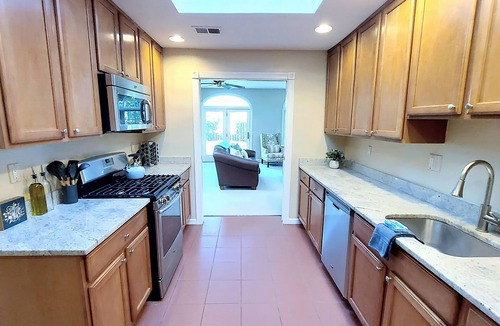 Lincolnia House | Cheerful 5-Bdrm Home | Huge Fenced Yard | Kid-Pet Friendly | Near it all!