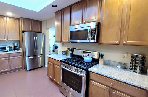 Lincolnia House | Cheerful 5-Bdrm Home | Huge Fenced Yard | Kid-Pet Friendly | Near it all!