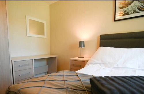 Reading House | Cheerful - 5 bedroom house with parking