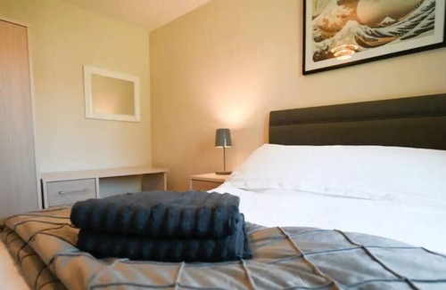 Reading House | Cheerful - 5 bedroom house with parking