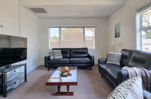 Remuera House | Cheerful 5 - Bedroom Home with Free Parking