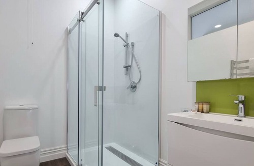 Remuera House | Cheerful 5 - Bedroom Home with Free Parking