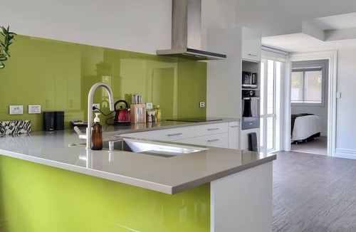 Remuera House | Cheerful 5 - Bedroom Home with Free Parking