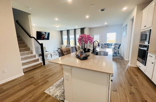Manor House | Cheerful 5 bedroom Home - 6 miles from Samsung