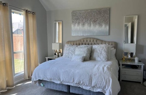 Celina House | Cheerful 5 bedroom home with indoor fire place.