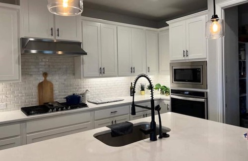 Celina House | Cheerful 5 bedroom home with indoor fire place.