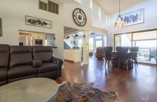 Rogers House | Cheerful 5-bedroom lake house with indoor pool