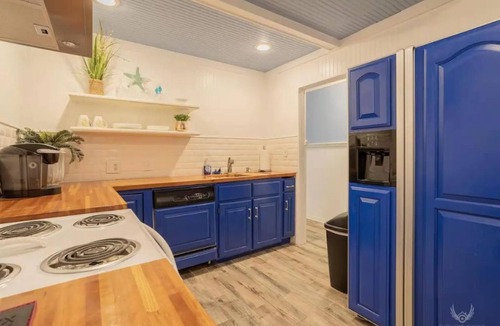 Rogers House | Cheerful 5-bedroom lake house with indoor pool