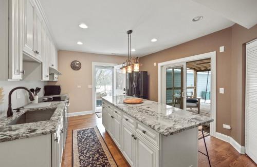 Fremont House | Cheerful 5-bedroom w/Screened Patio, Sleeps 10 in the heart of Fremont!